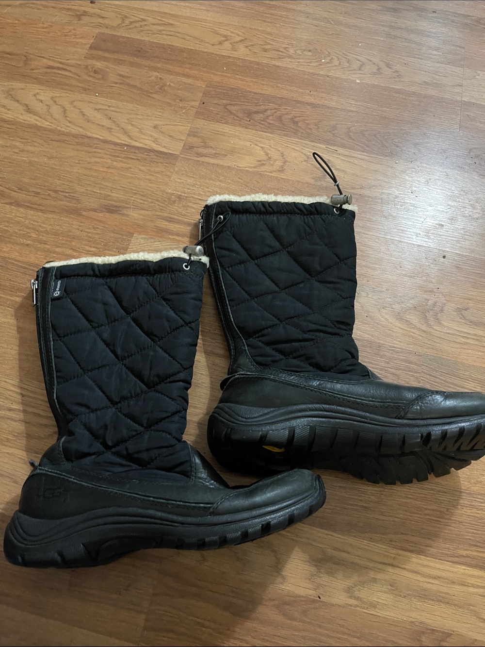 Ugg snowpeak waterproof quilted boots, black Sz 7, s/n 5160